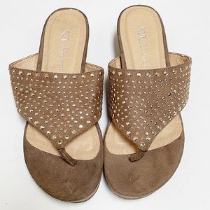 CL by Chinese Laundry Nisa tan suede metallic gold stud flip flop sandals size 6